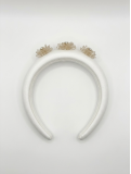 Diadema acolchada en tono blanco.