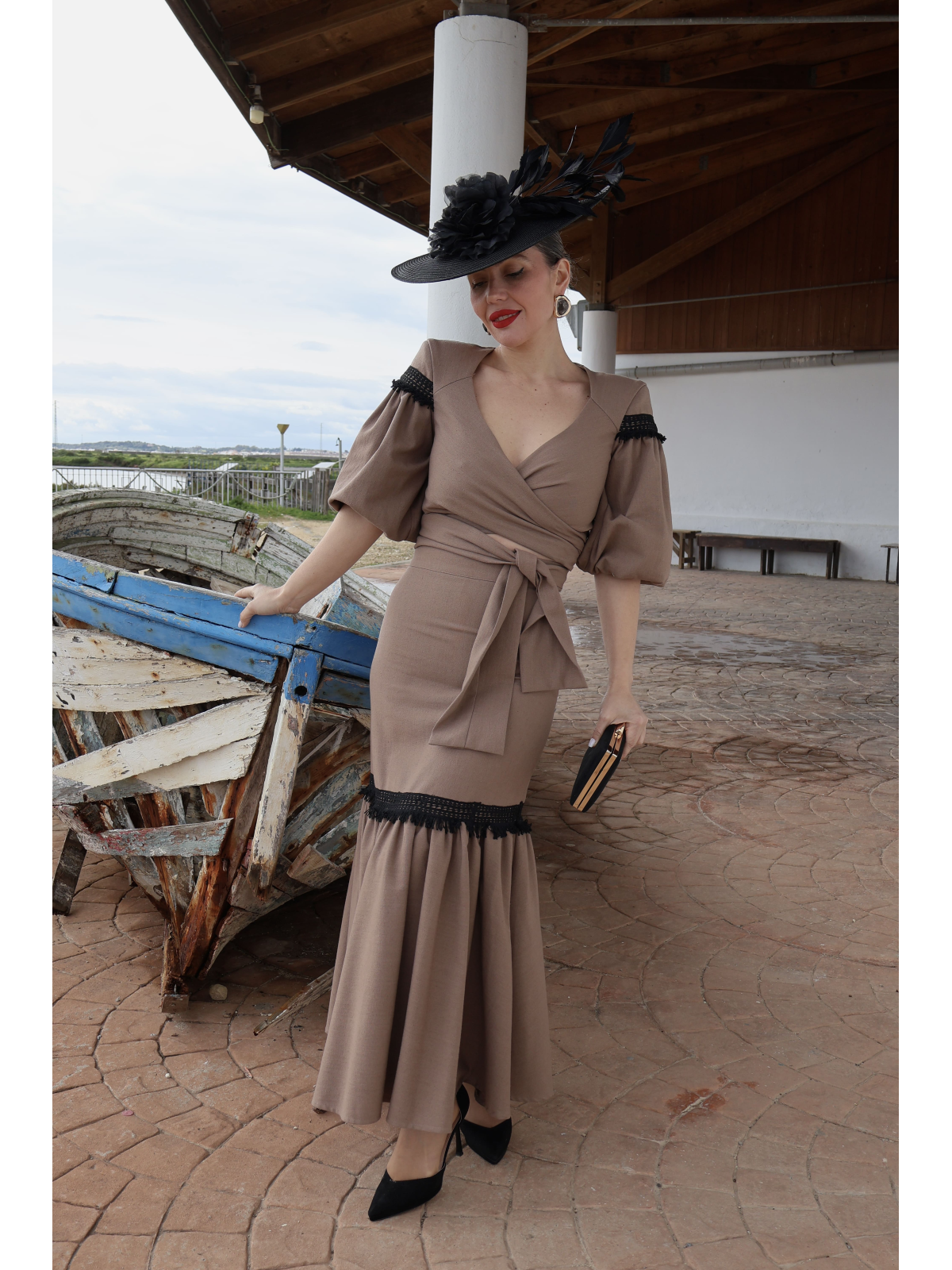 Conjunto de fiesta compuesto por top y falda midi.