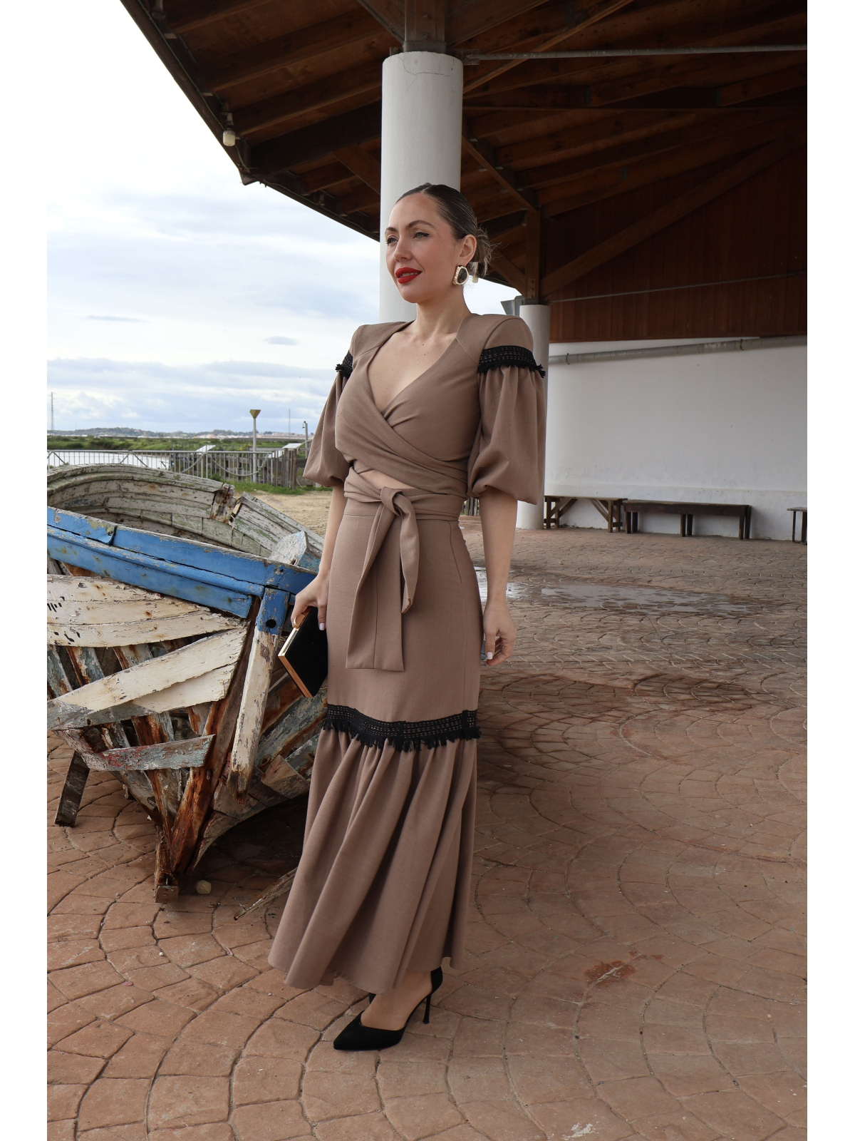 Conjunto de fiesta compuesto por top y falda midi.