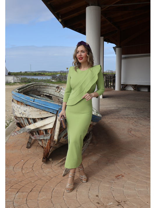 Vestido midi en color verde pistacho.