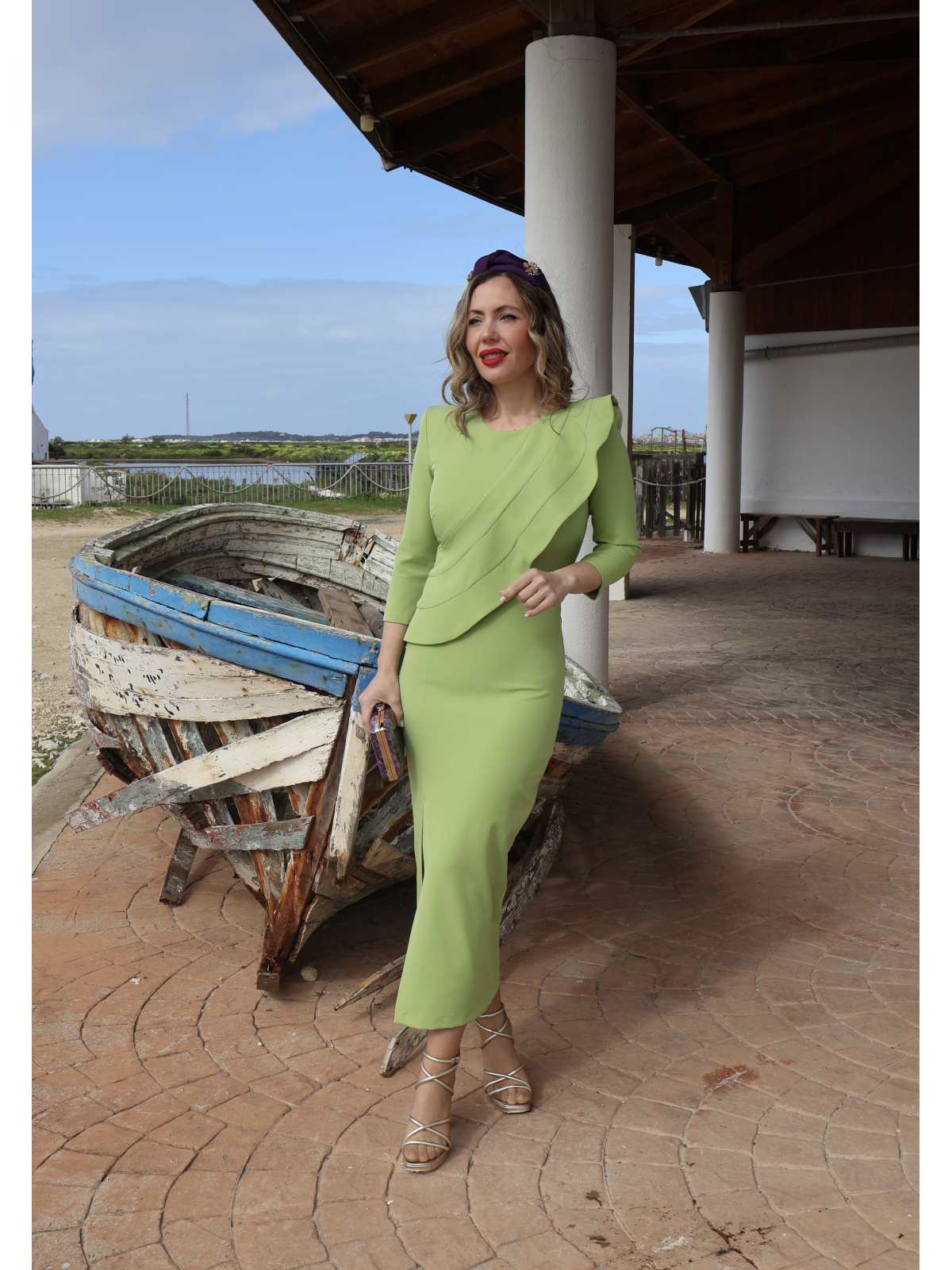 Vestido midi en color verde pistacho.