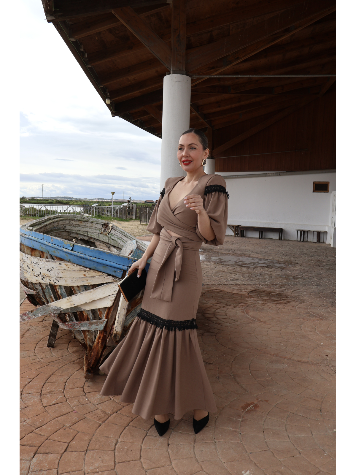 Conjunto de fiesta compuesto por top y falda midi.