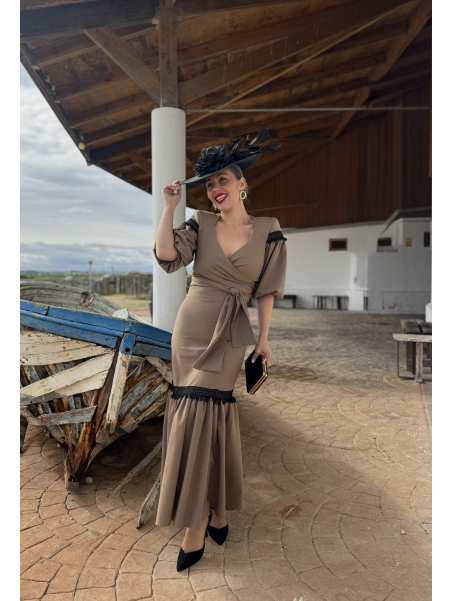 Conjunto de fiesta compuesto por top y falda midi.