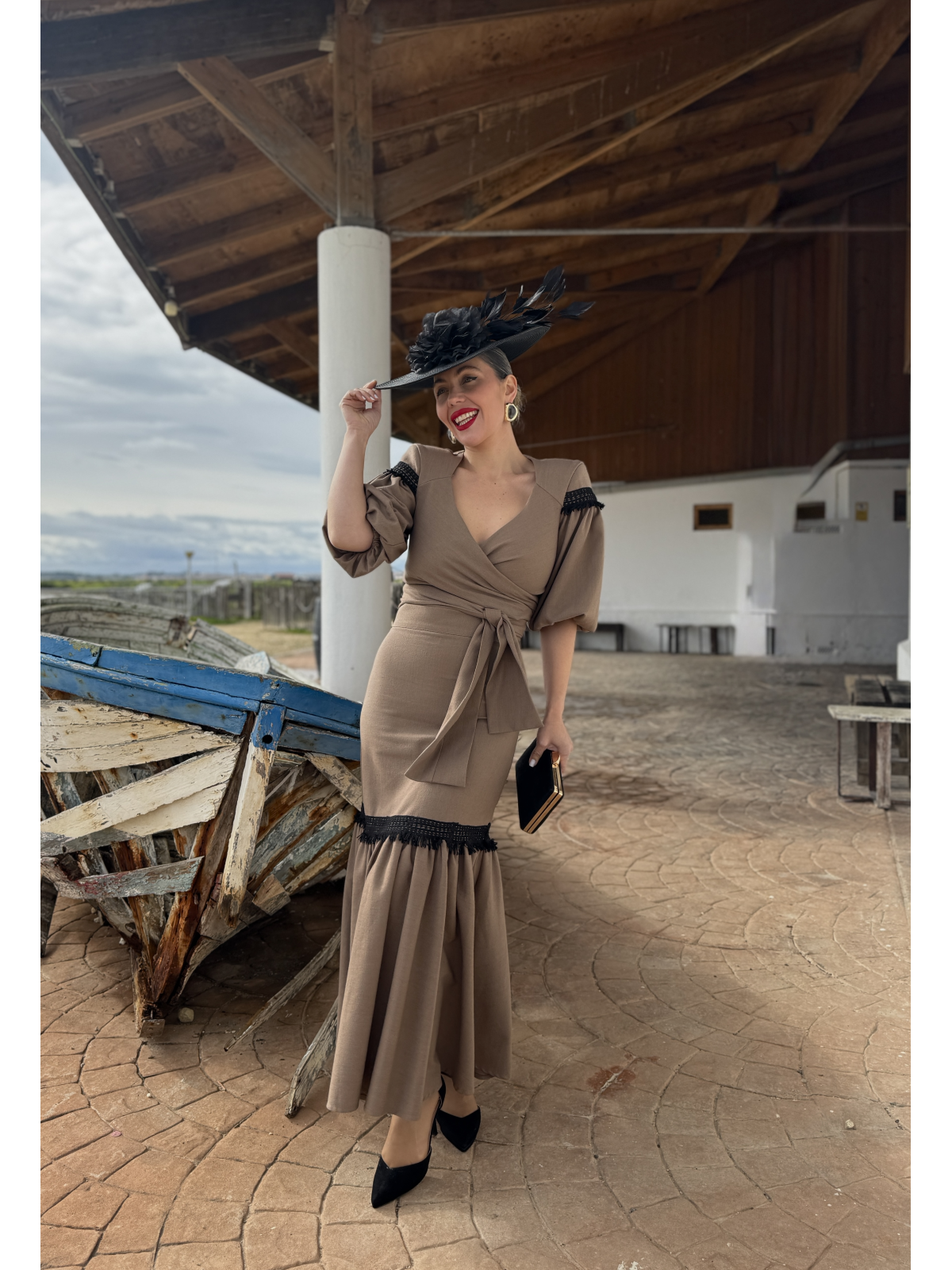 Conjunto de fiesta compuesto por top y falda midi.