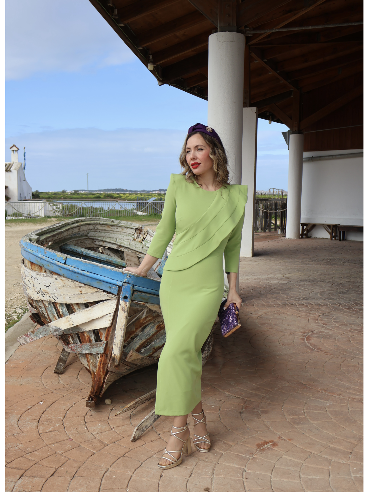 Vestido midi en color verde pistacho.