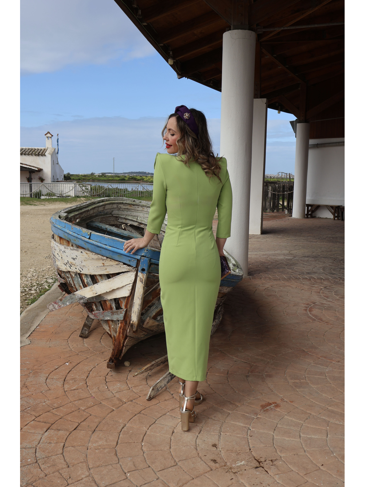 Vestido midi en color verde pistacho.