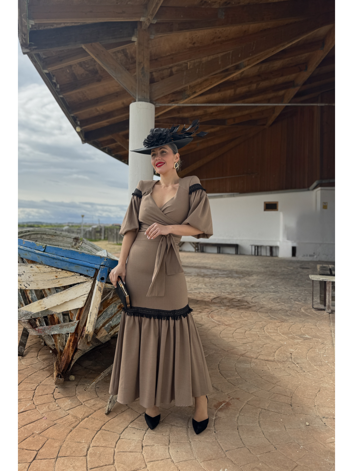 Conjunto de fiesta compuesto por top y falda midi.