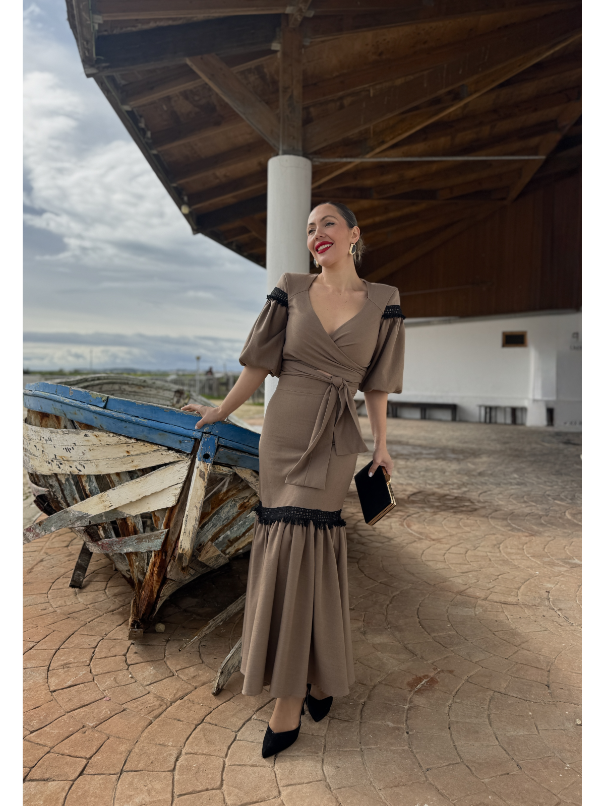 Conjunto de fiesta compuesto por top y falda midi.