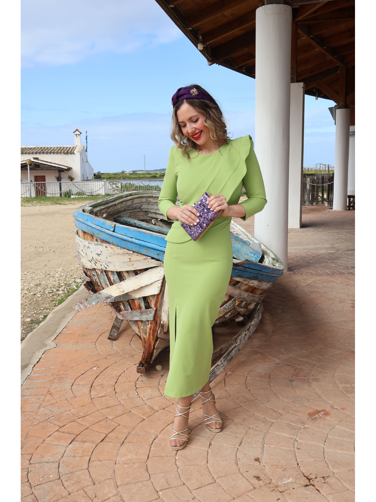 Vestido midi en color verde pistacho.