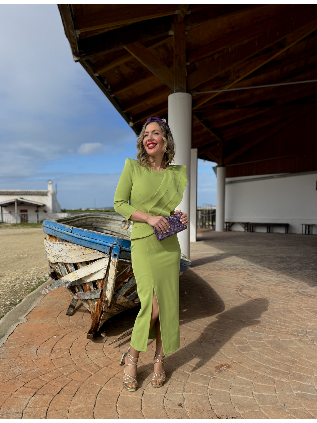 Vestido midi en color verde pistacho.