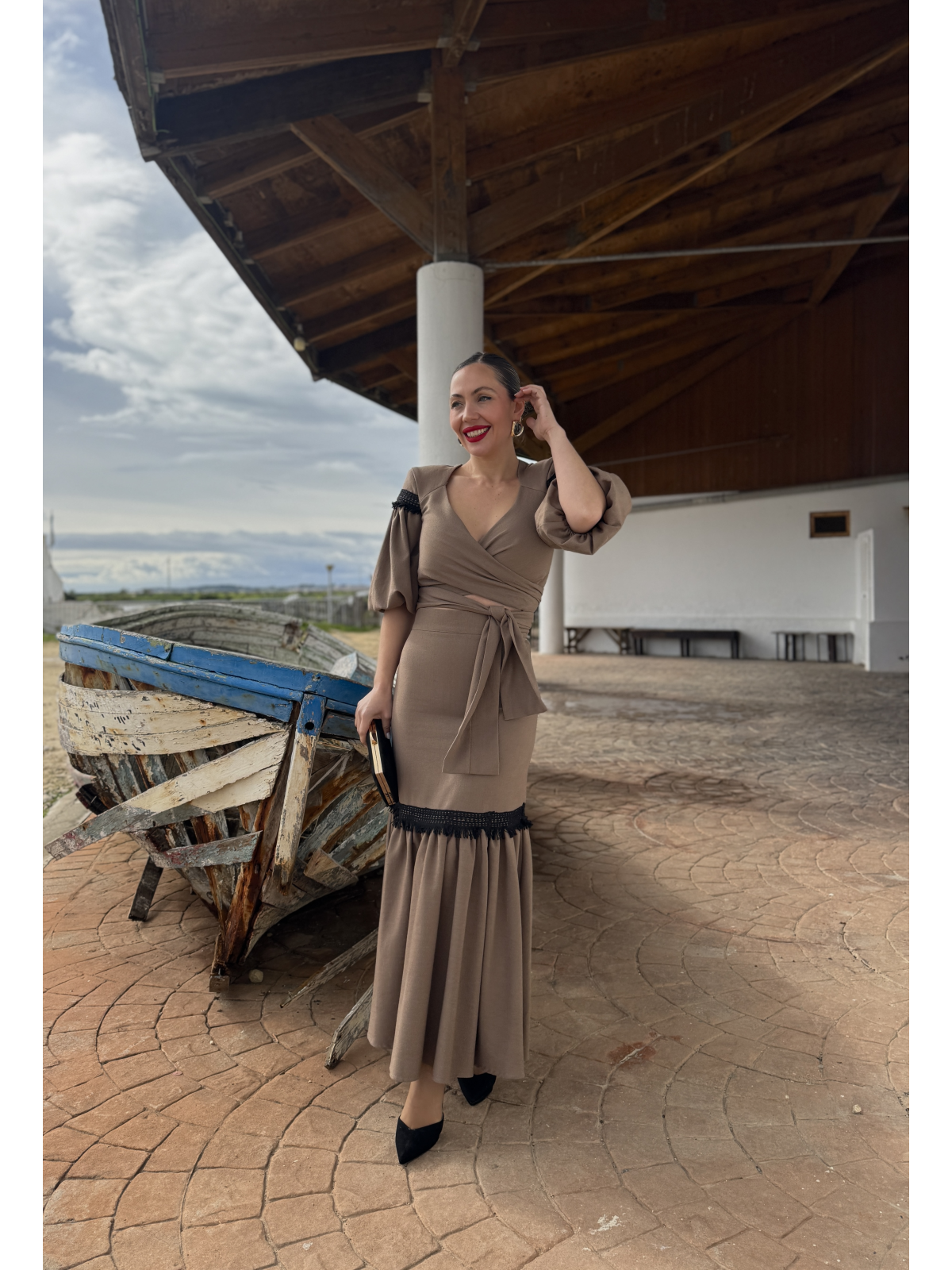 Conjunto de fiesta compuesto por top y falda midi.