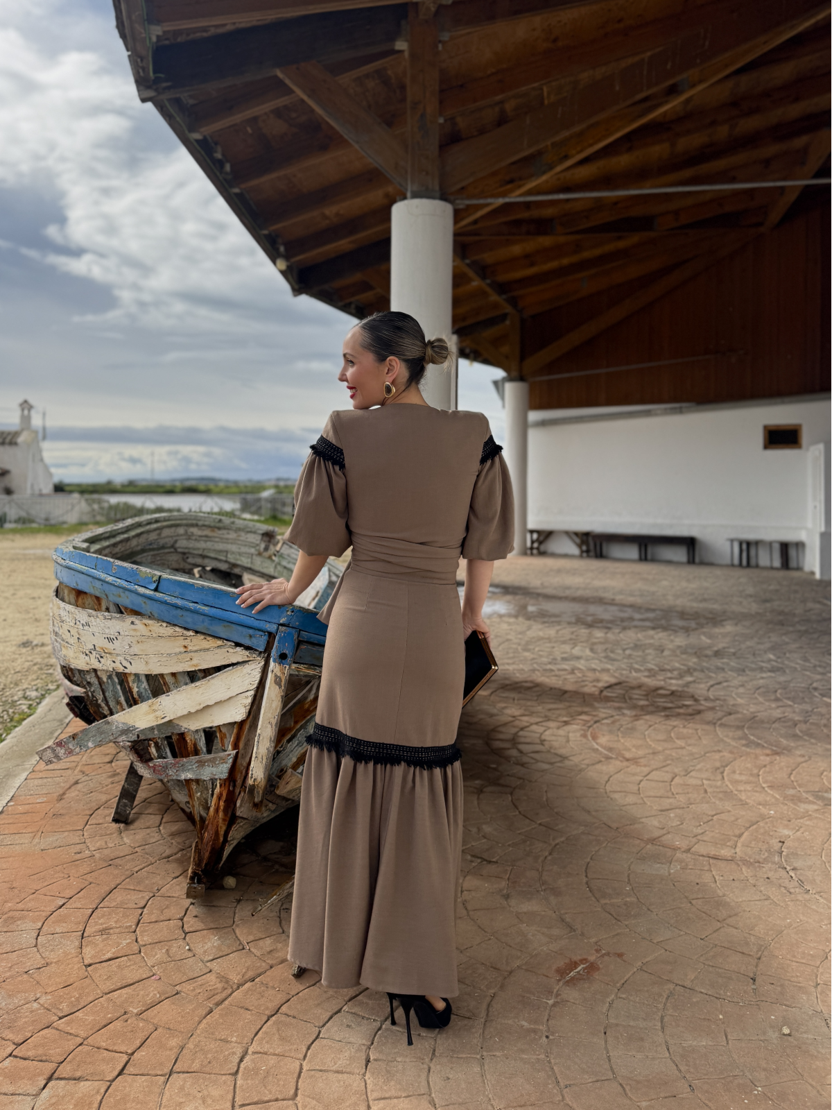 Conjunto de fiesta compuesto por top y falda midi.