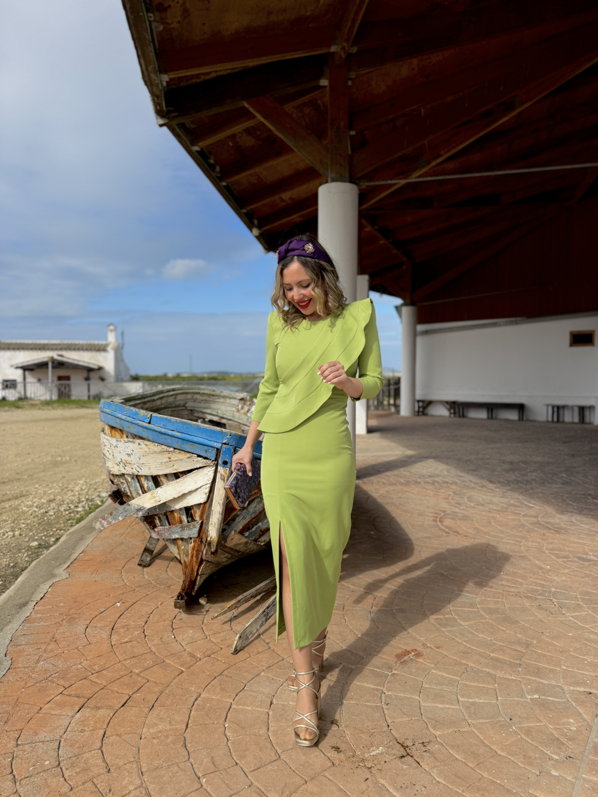 Vestido midi en color verde pistacho.