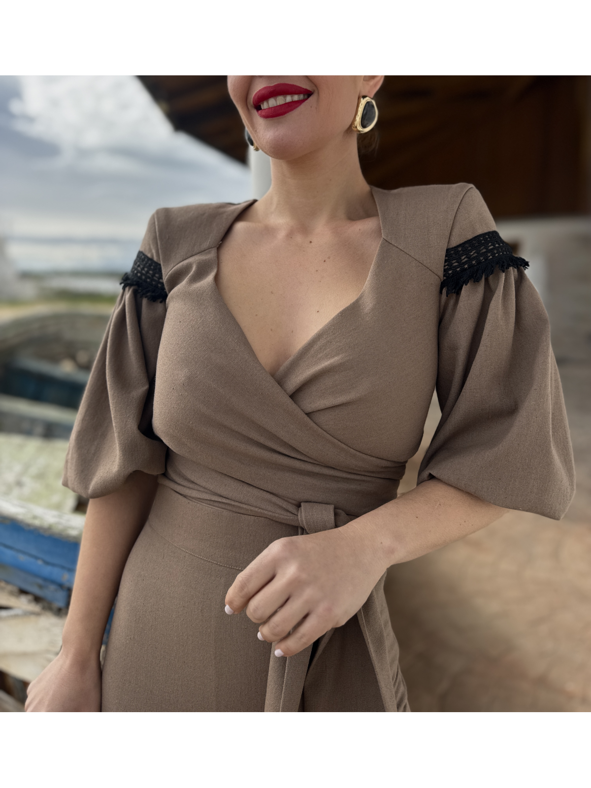 Conjunto de fiesta compuesto por top y falda midi.