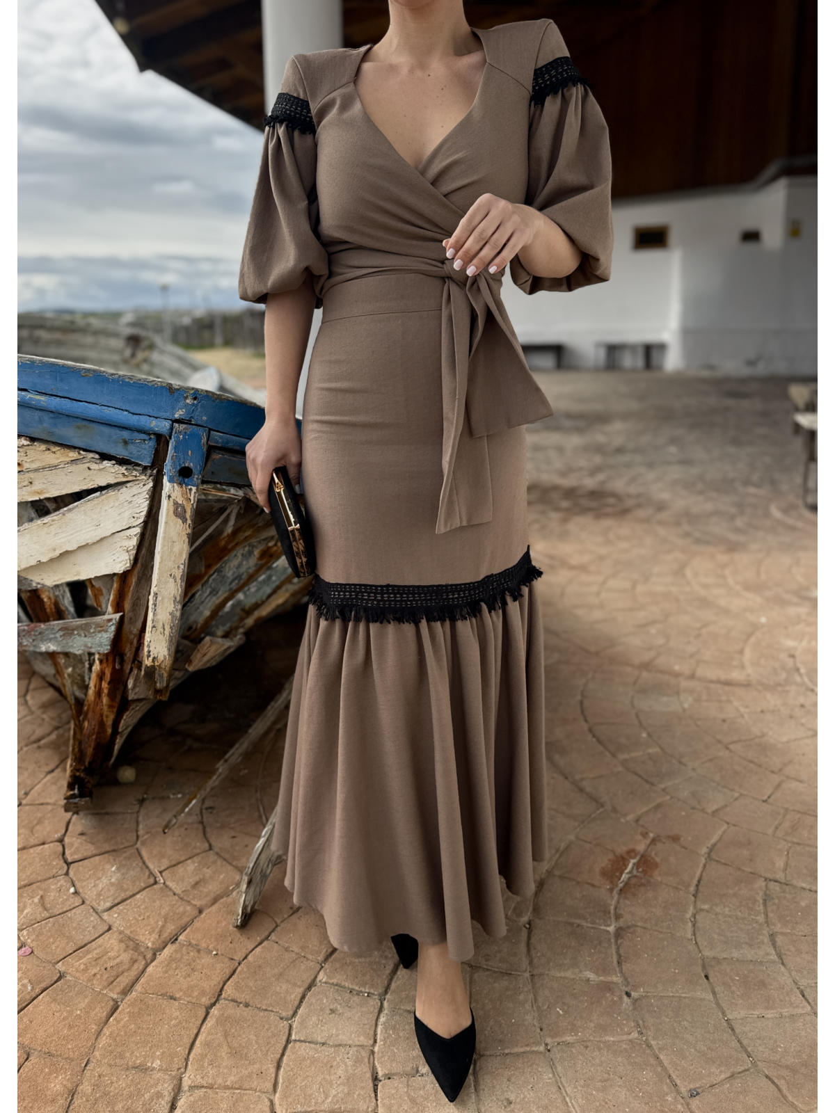 Conjunto de fiesta compuesto por top y falda midi.