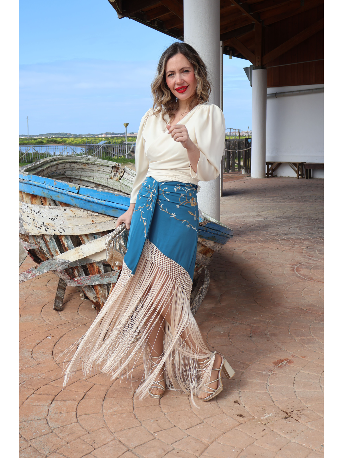 Elegante falda bordada con flecos.