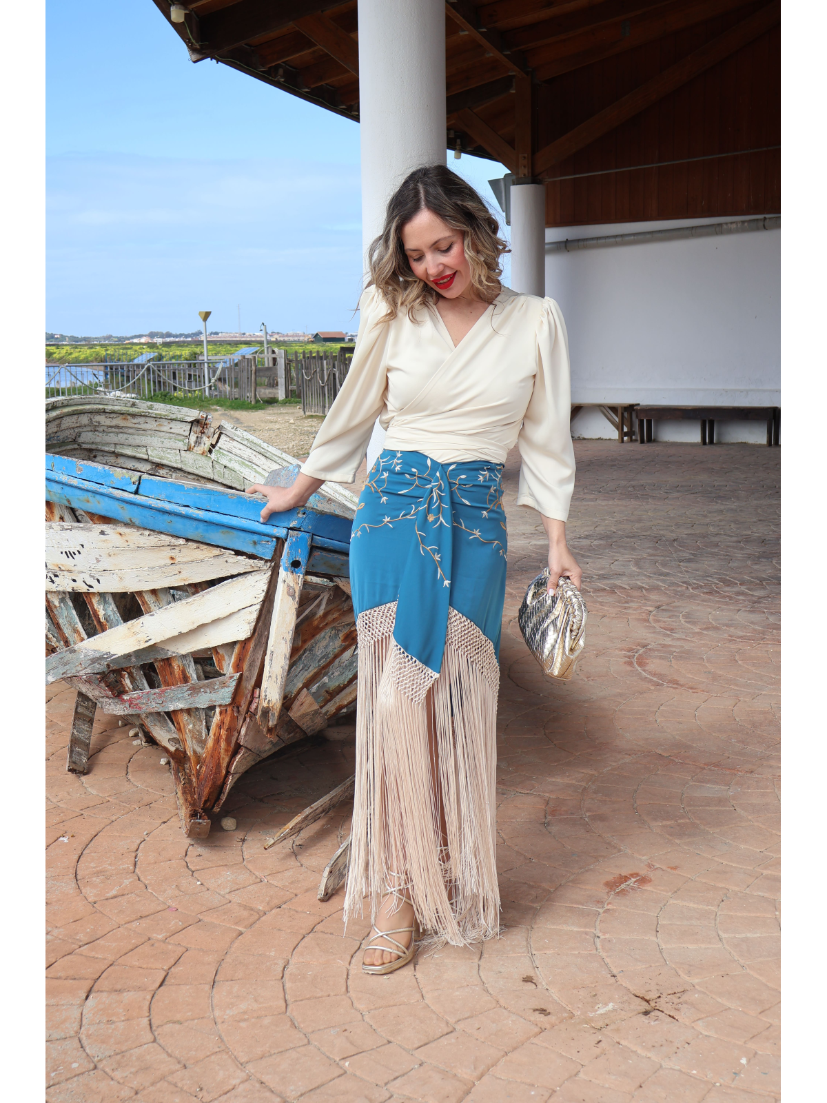 Elegante falda bordada con flecos.