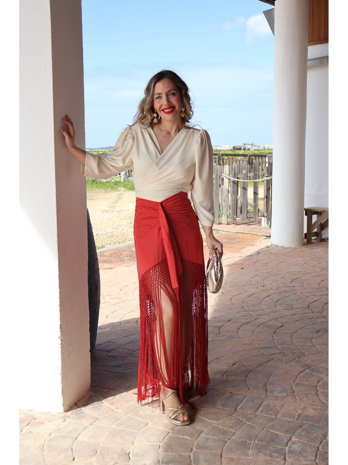 Elegante falda bordada con flecos.