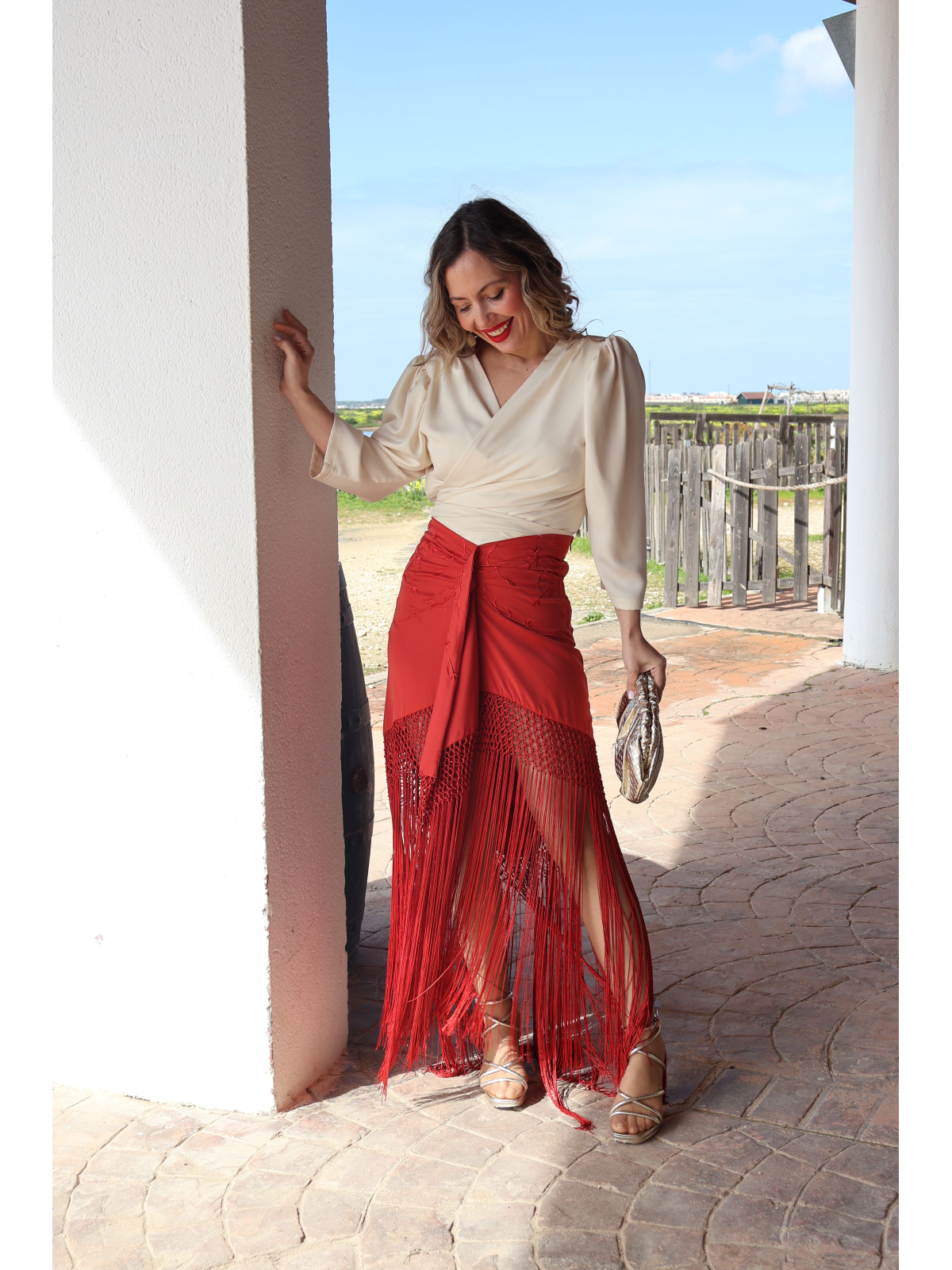 Elegante falda bordada con flecos.