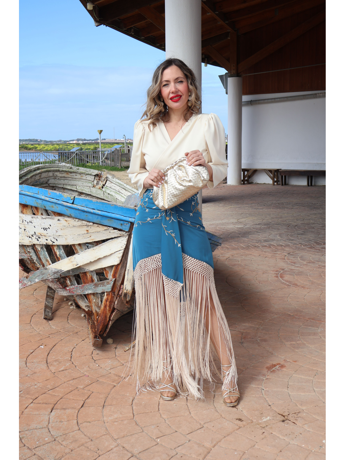 Elegante falda bordada con flecos.