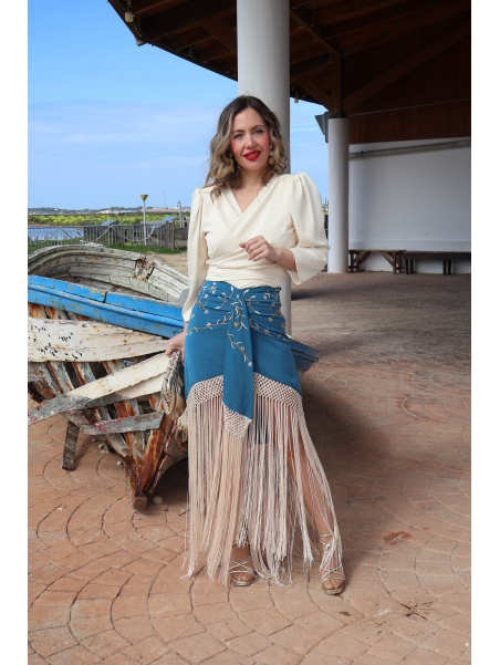 Elegante falda bordada con flecos.