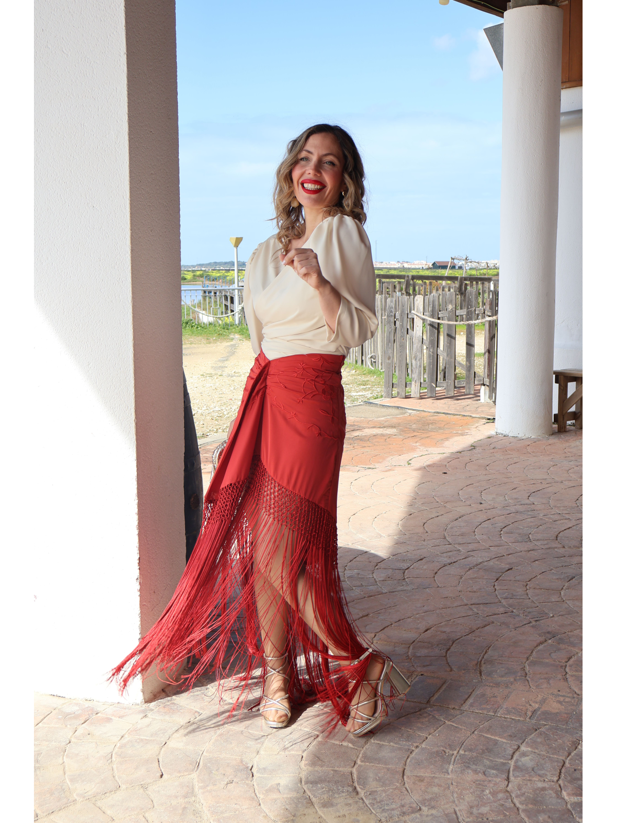 Elegante falda bordada con flecos.