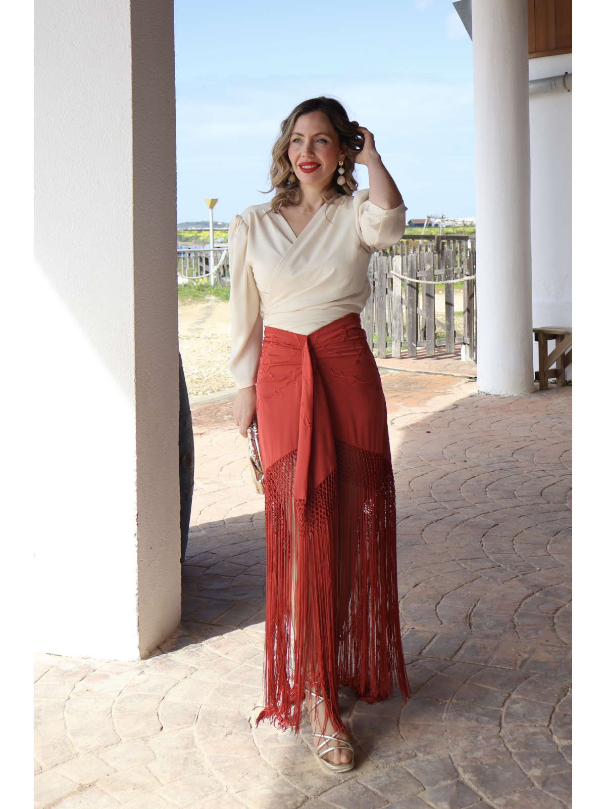 Elegante falda bordada con flecos.