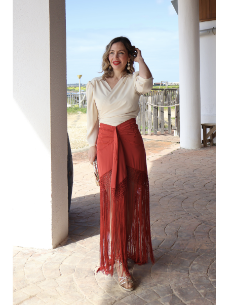 Elegante falda bordada con flecos.