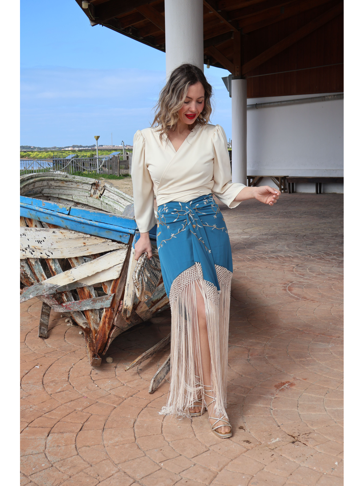 Elegante falda bordada con flecos.