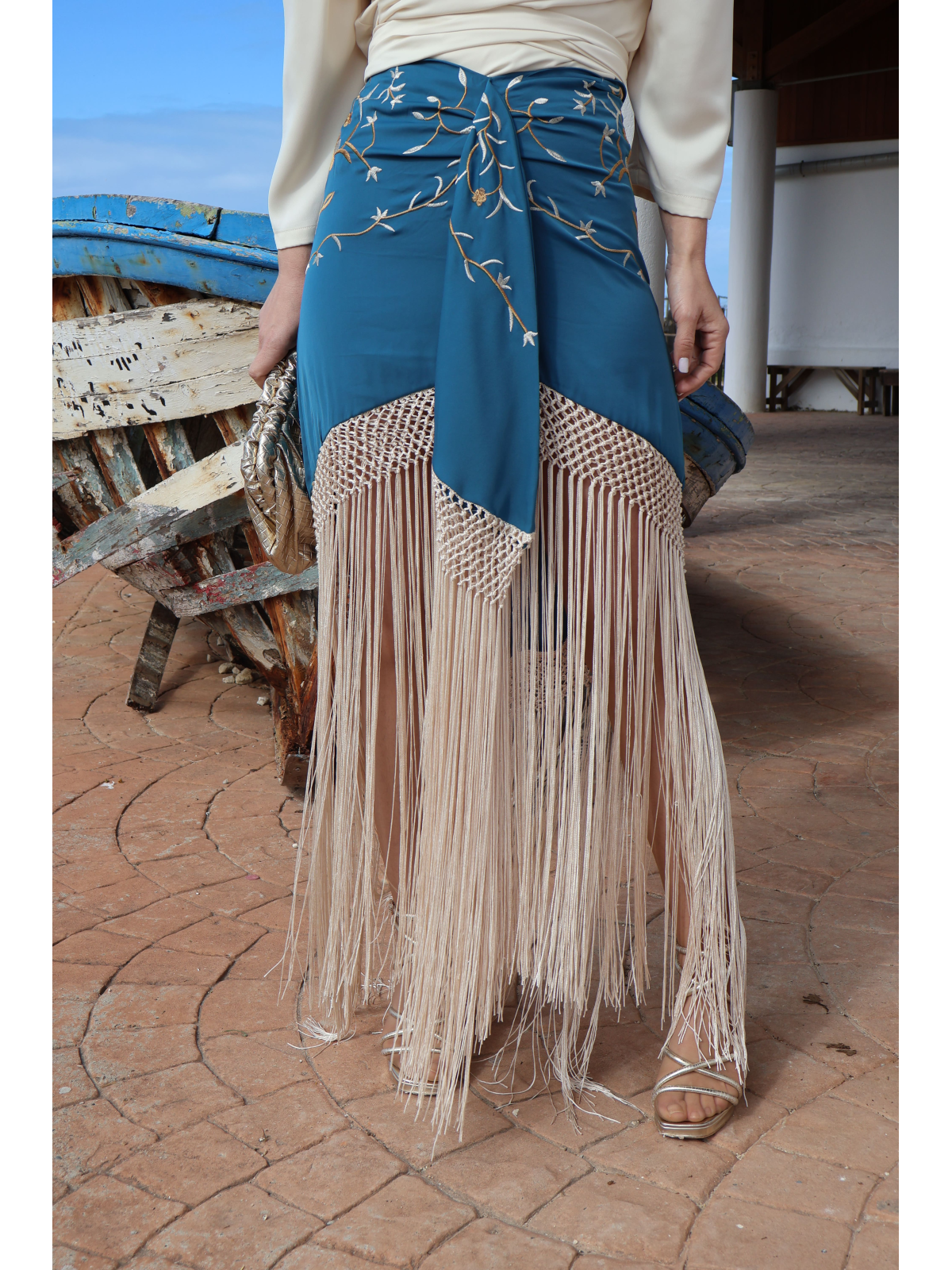 Elegante falda bordada con flecos.