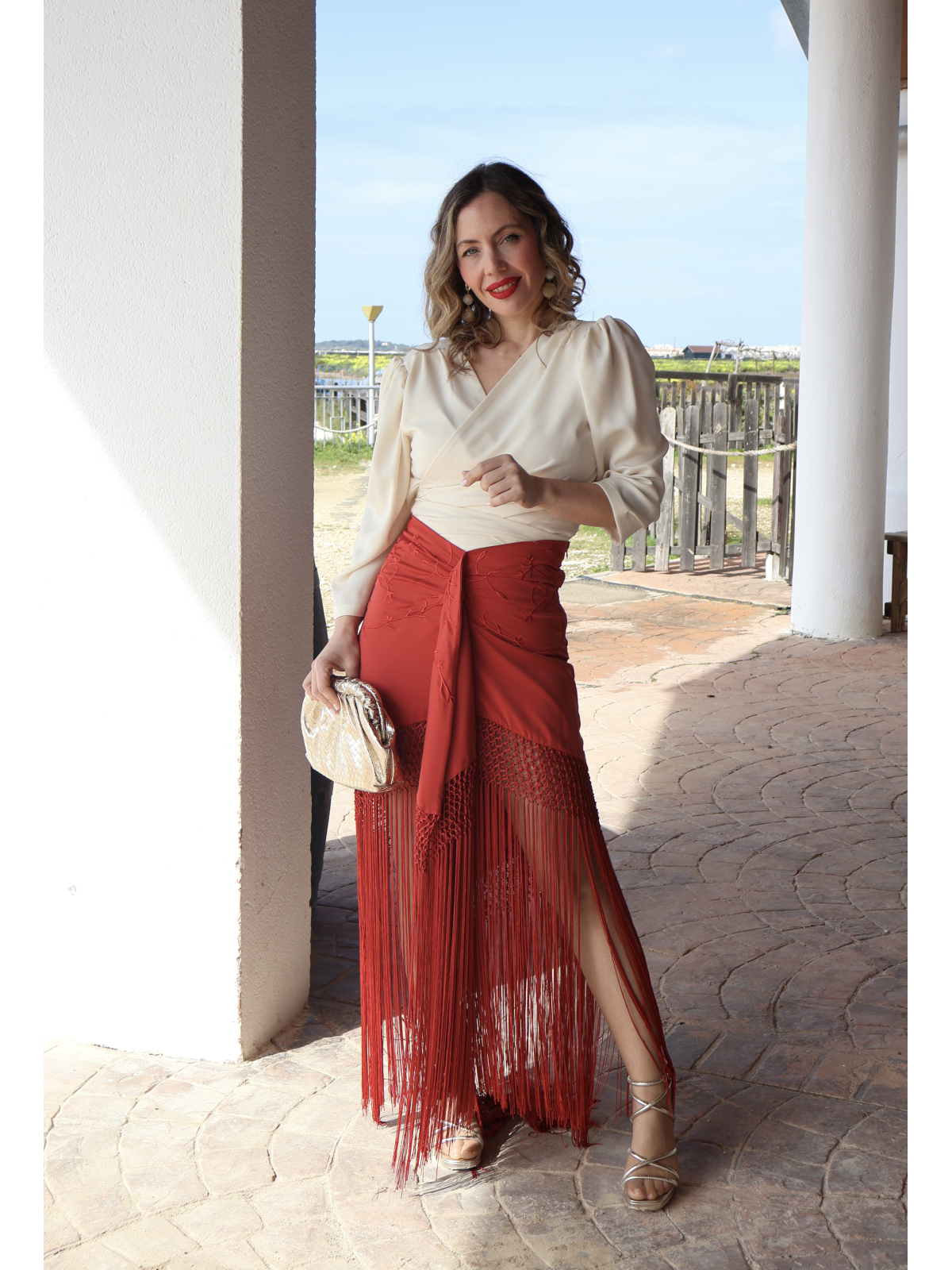 Elegante falda bordada con flecos.