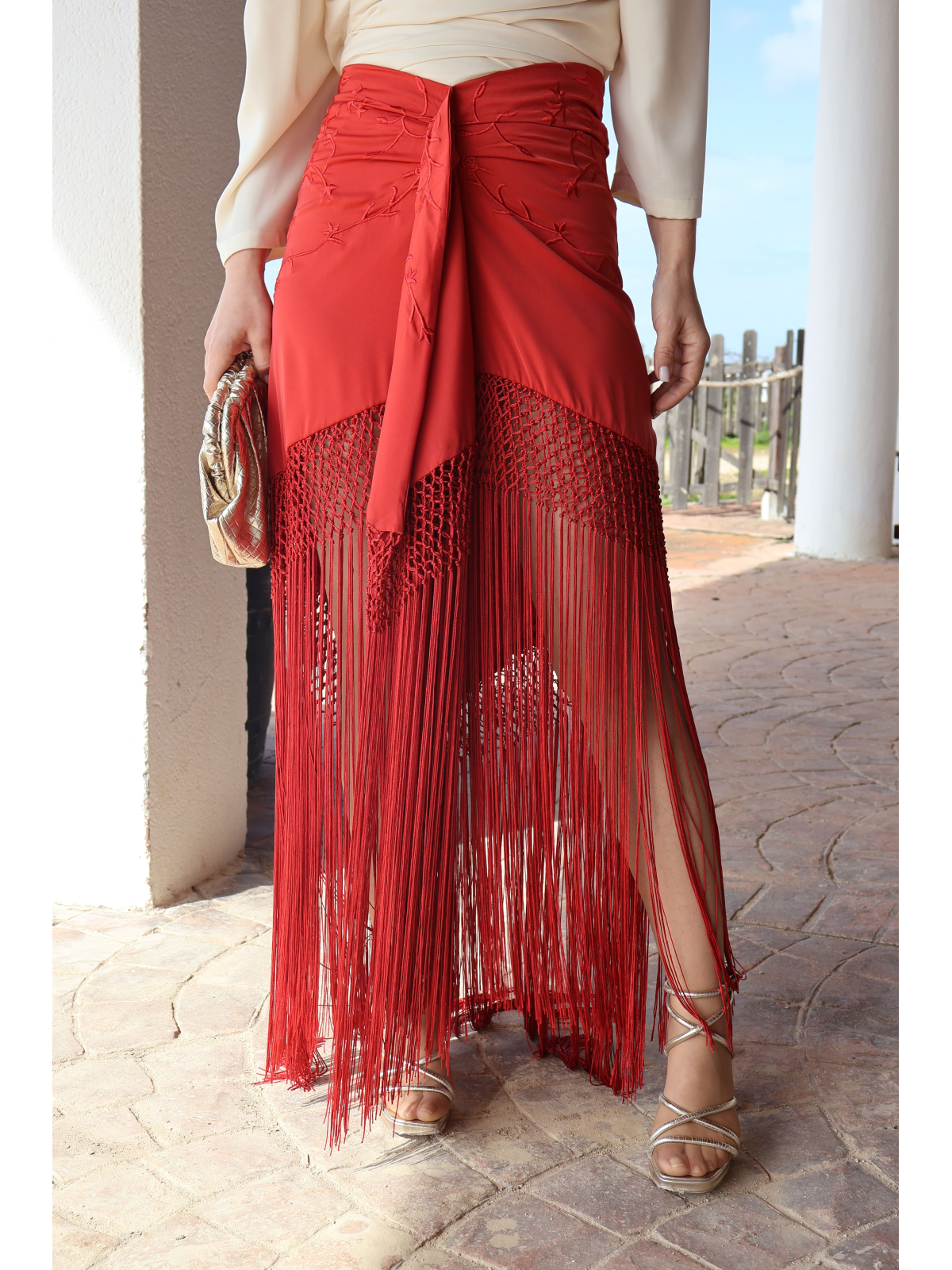 Elegante falda bordada con flecos.