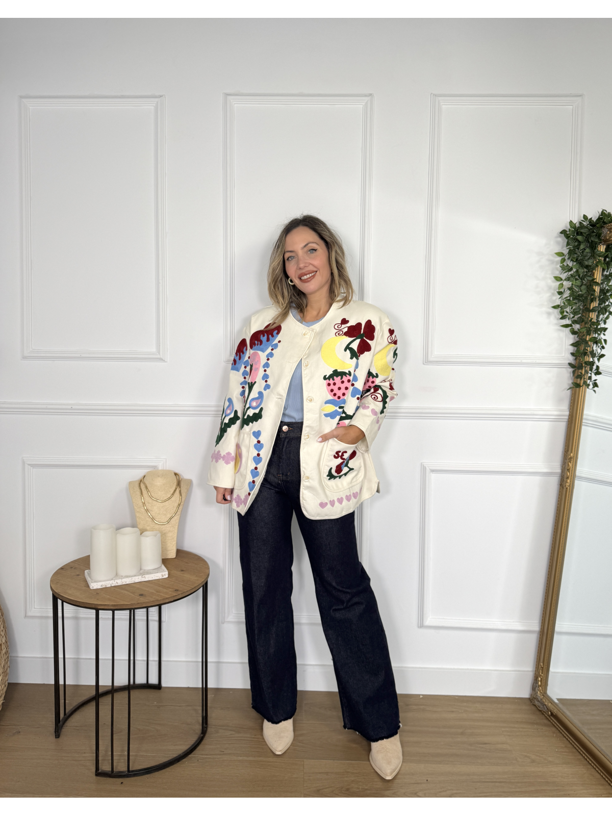 Chaqueta con bordados multicolor, ideal para un toque original.
