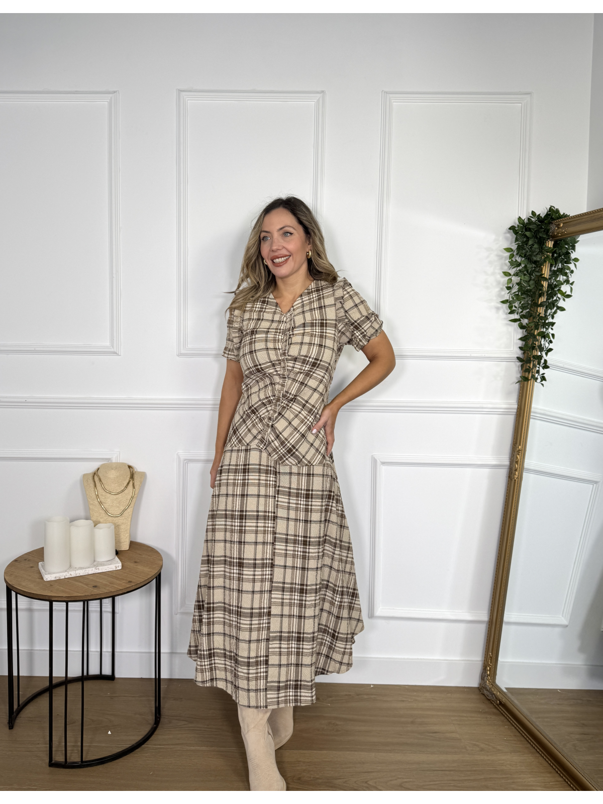 Vestido midi con estampado de cuadros.