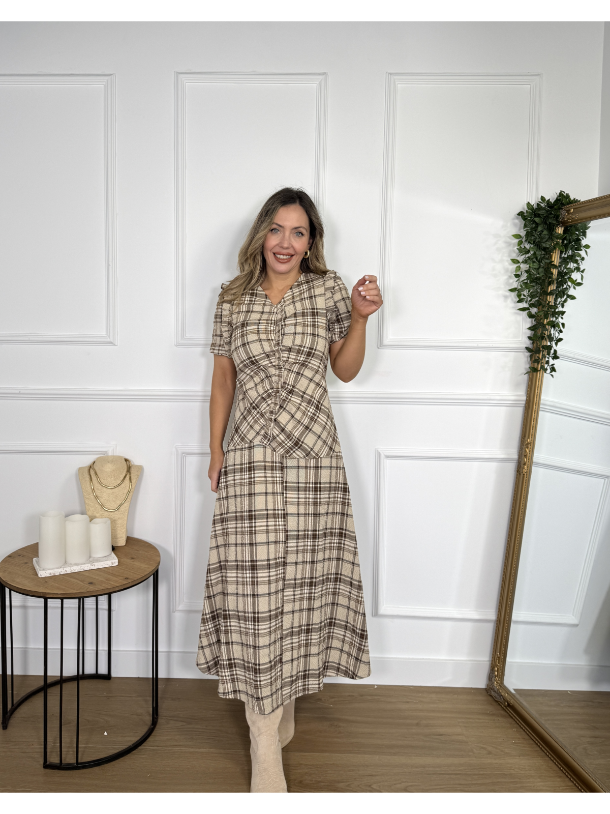 Vestido midi con estampado de cuadros.