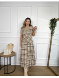 Vestido midi con estampado de cuadros.