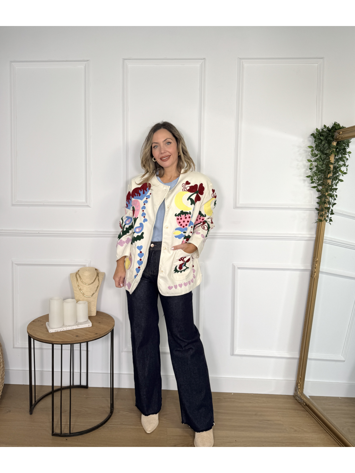 Chaqueta con bordados multicolor, ideal para un toque original.