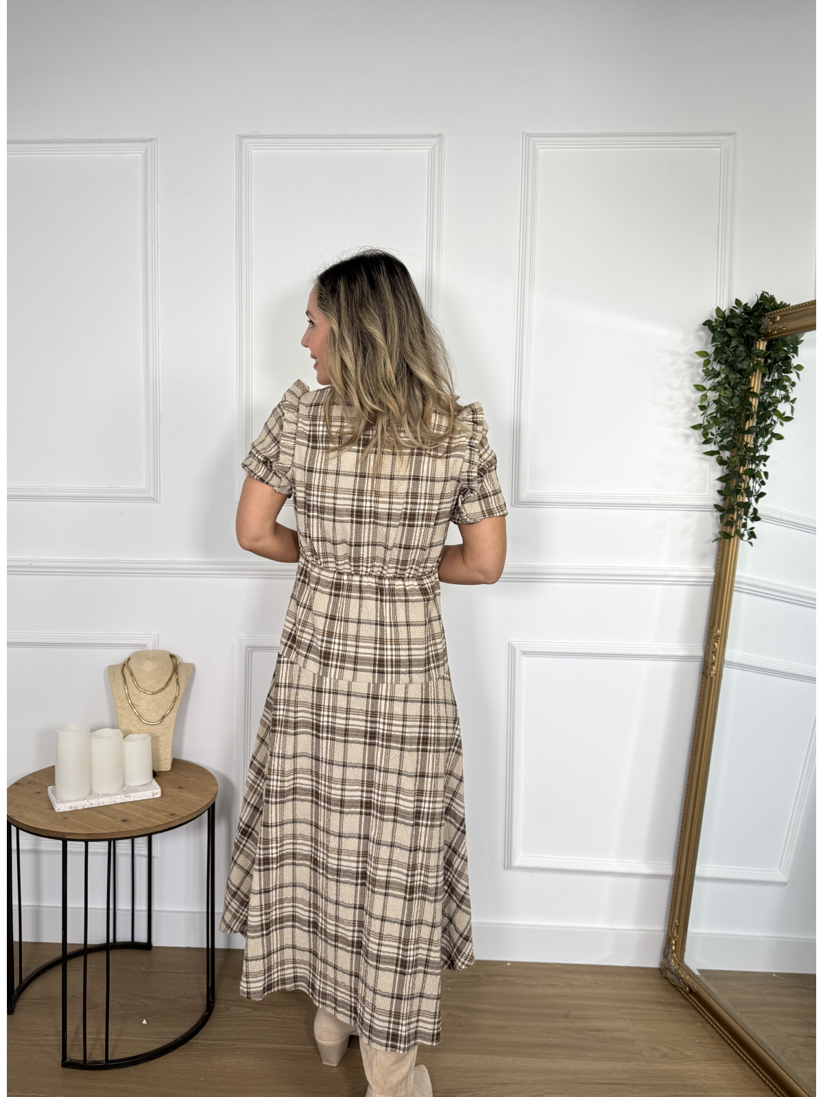 Vestido midi con estampado de cuadros.