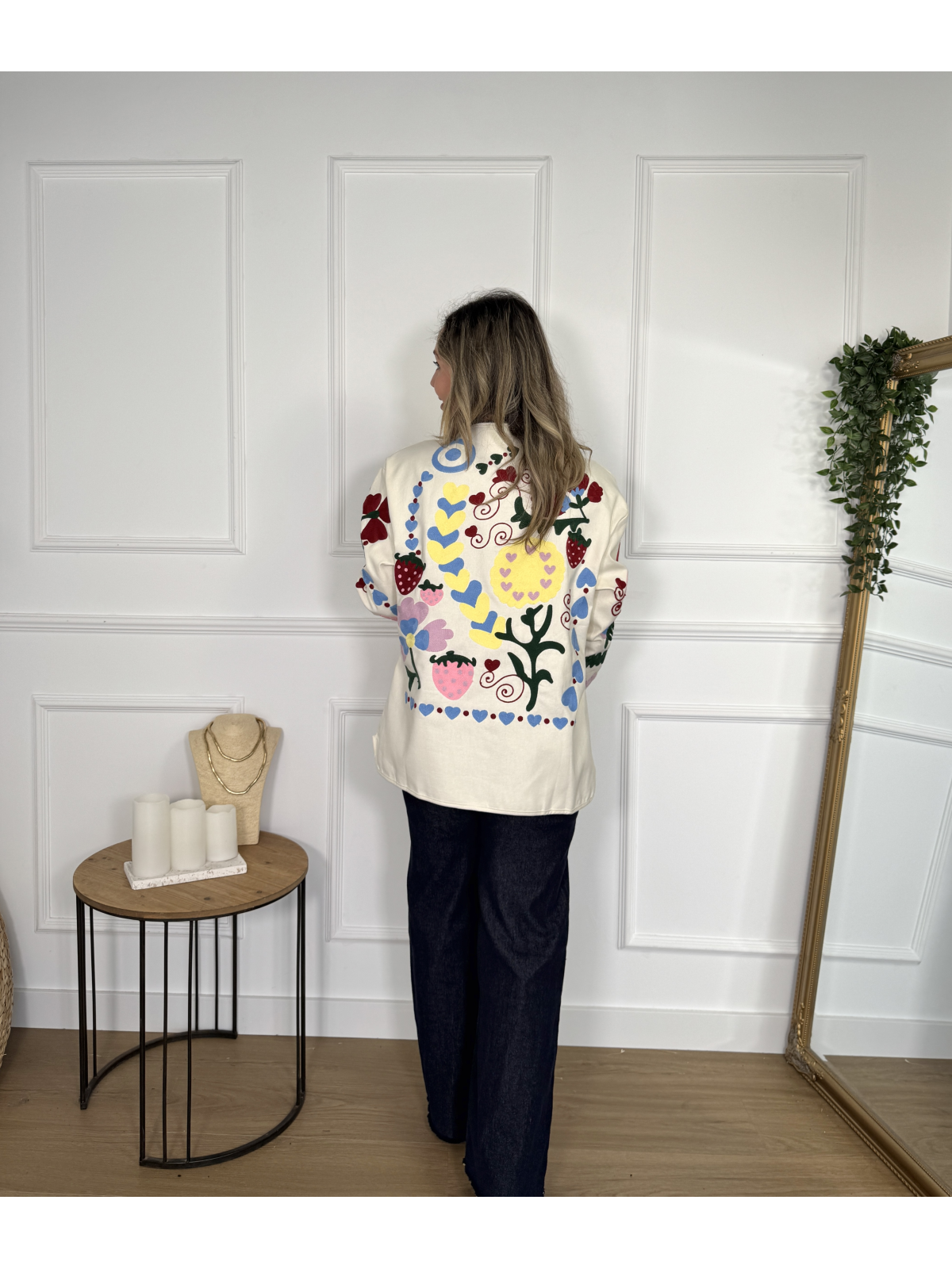 Chaqueta con bordados multicolor, ideal para un toque original.