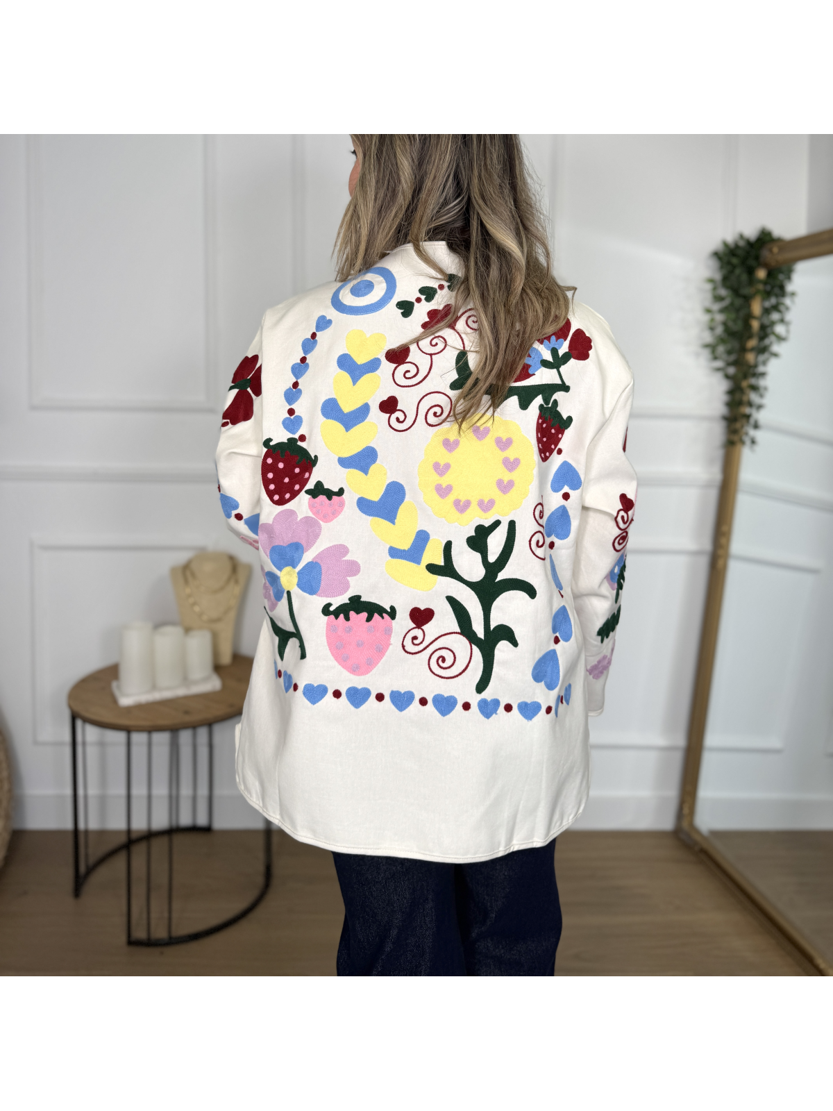 Chaqueta con bordados multicolor, ideal para un toque original.