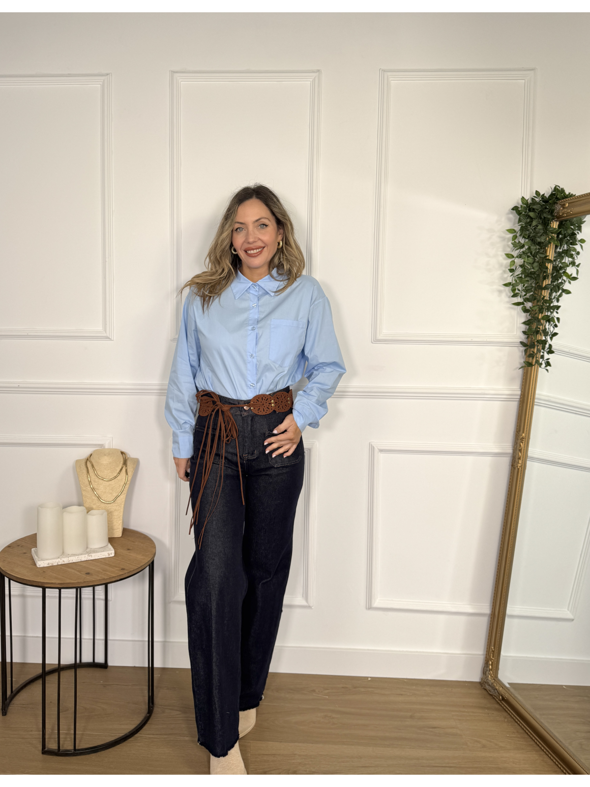 Camisa celeste con adorno de lazada en espalda.