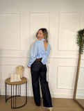 Camisa celeste con adorno de lazada en espalda.