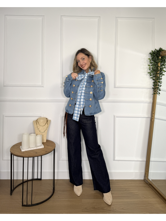 Chaqueta vaquera en tono azul medio de estilo militar.