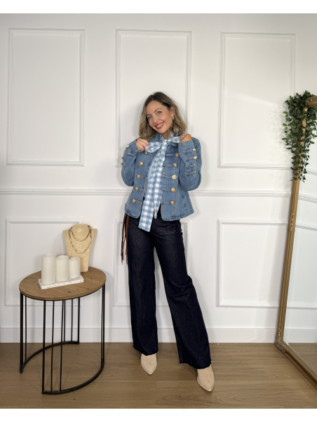 Chaqueta vaquera en tono azul medio de estilo militar.