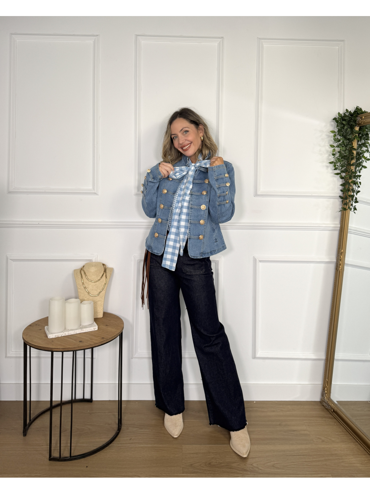 Chaqueta vaquera en tono azul medio de estilo militar.