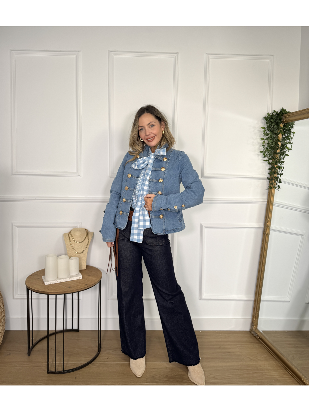 Chaqueta vaquera en tono azul medio de estilo militar.