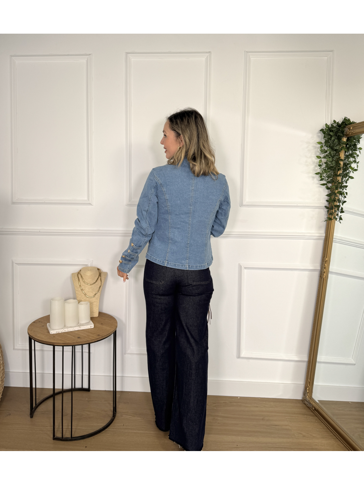 Chaqueta vaquera en tono azul medio de estilo militar.