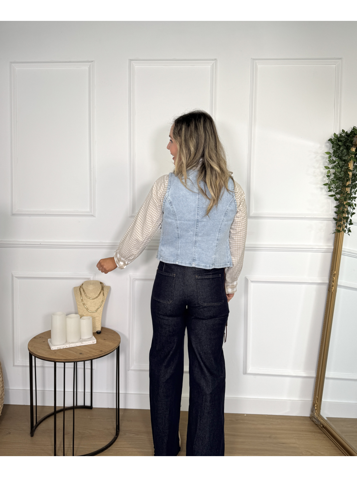 Chaleco vaquero de color claro, perfecto para completar looks casuales