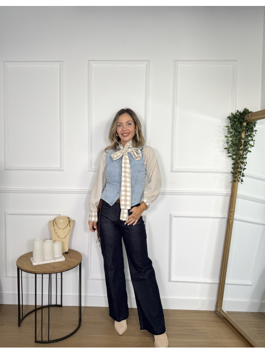 Chaleco vaquero de color claro, perfecto para completar looks casuales