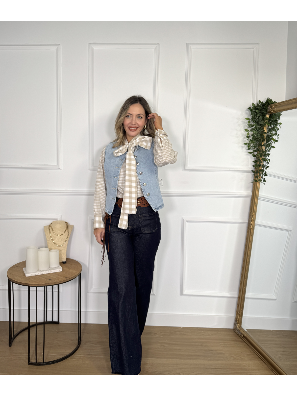 Chaleco vaquero de color claro, perfecto para completar looks casuales